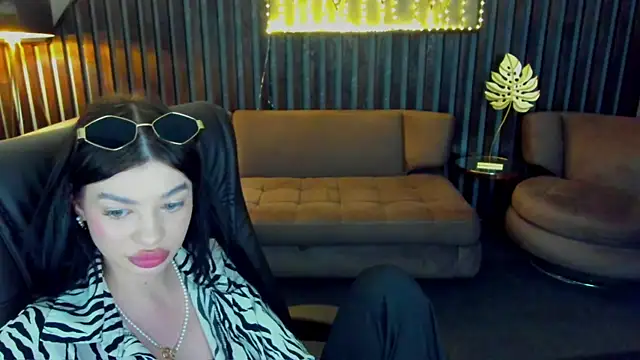 Mia__Mia_ Show in webcam