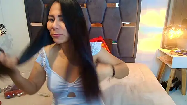 Keyla_Brunette_ Chat XXX in diretta
