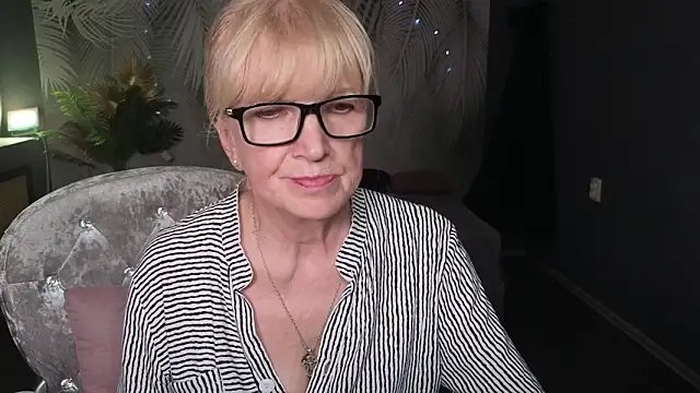 Dr_Mireille Pertunjukan Webcam