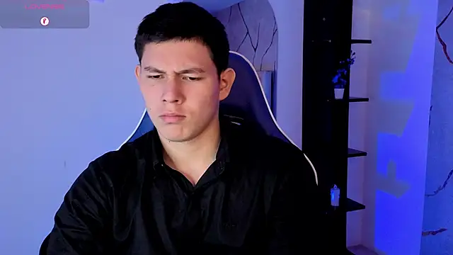 XXX chat uživo modela JamesCr_