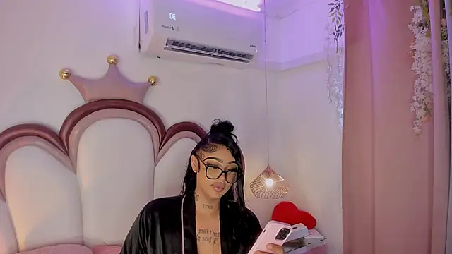 Mia_Jansen Show in webcam