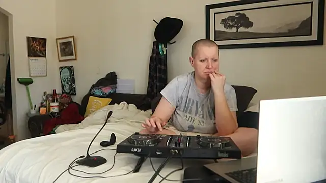 BellaBlueBBW Show in webcam