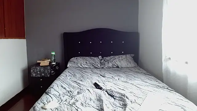 Emilia_1995 Adlı Modelin Canlı XXX Sohbeti