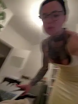 SkinnyLilly live XXX chat