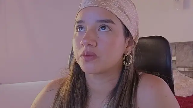 emilyrouxe Adlı Modelin Canlı XXX Sohbeti