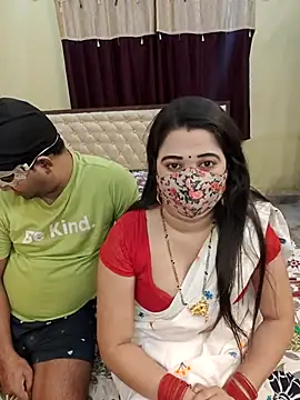 MONAJI_HOT: διαδικτυακό σόου στην κάμερα
