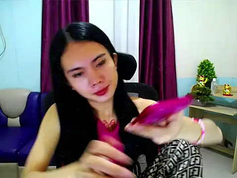 Show modela devine_goddess na web-kameri