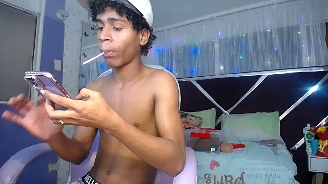 Santy_bigcock_01's Webcam Show
