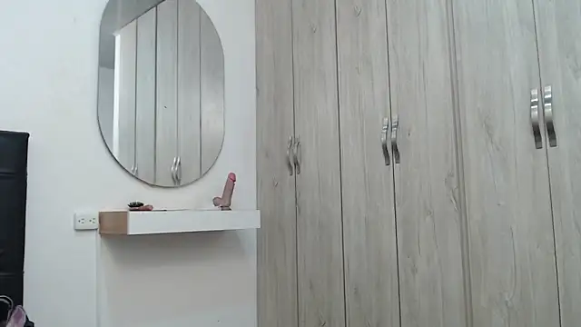 pinky_f00x's Live XXX Chat