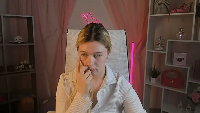 CelestineMauriac's Live XXX Chat
