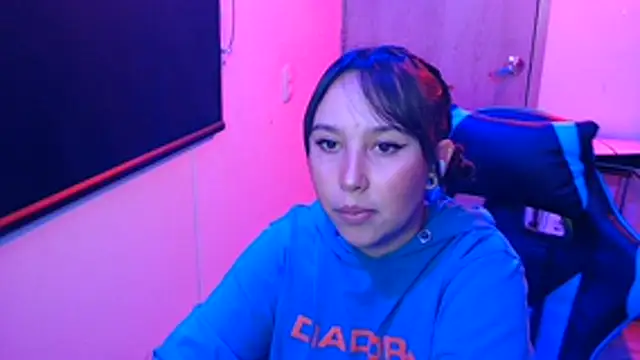غرفة دردشة Skarlet_Adams28 المباشرة