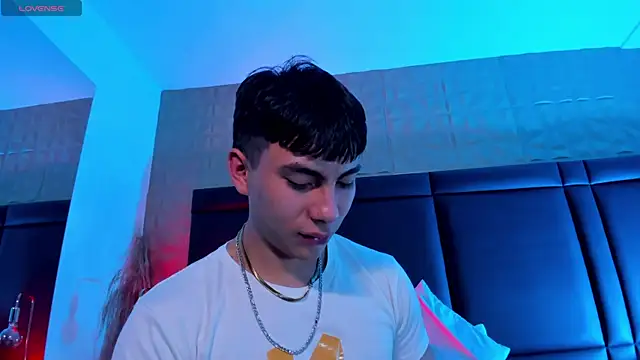 EthanSantori's Live XXX Chat