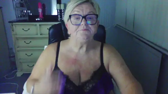 BridgetBlueEyes' Live Chat Room