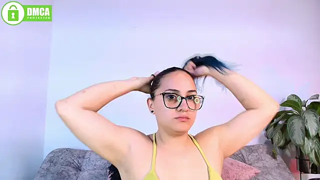 Jules_n_Gia Show in webcam
