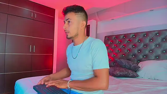 Valentiinoss ওয়েবক্যাম শো