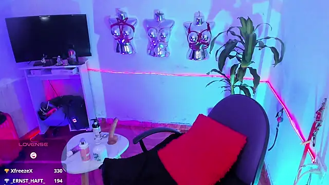 LucyStrike_'s Live Chat Room