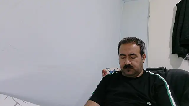 -dark-look-: διαδικτυακό σόου στην κάμερα