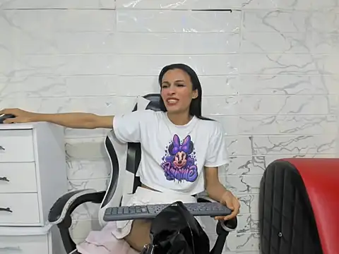 Chat +18 de Aisha_hotts777 ao vivo