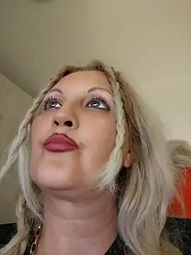 Divineblond Live XXX Chat