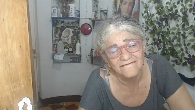 FunnyGrandma webkamerás műsora