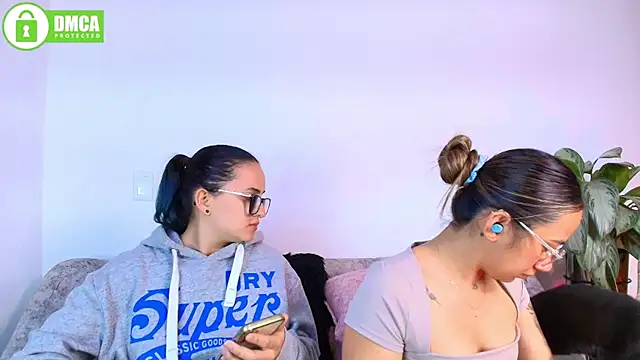 Jules_n_Gia's Webcam Show
