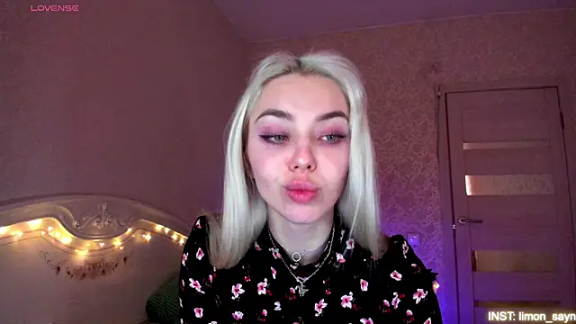 LillyMoure_'s Live XXX Chat