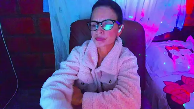 Chat +18 de BrianaGarner ao vivo