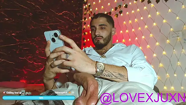 Show modela LovexJuxn8 na web-kameri