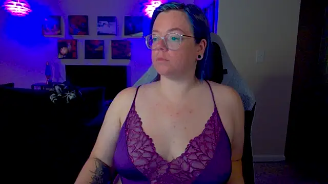 Chatroom XXX en direct de KiraSpitQueen