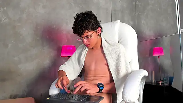 Show modela Ethan_todd na web-kameri