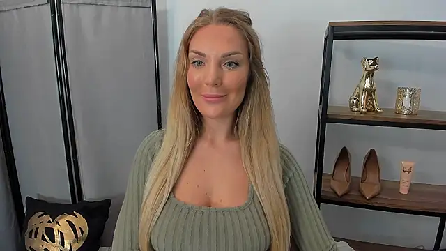 AulloraHoney Adlı Modelin Canlı Sohbet Odası