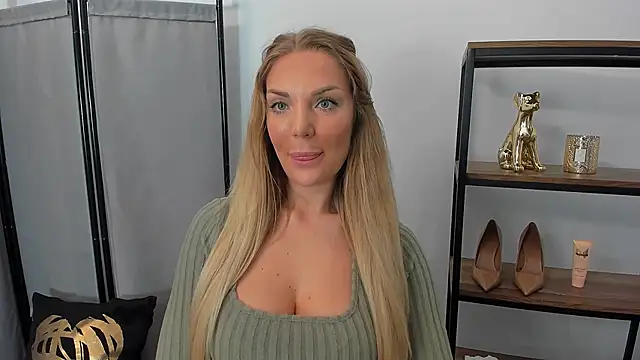 Show modela AulloraHoney na web-kameri