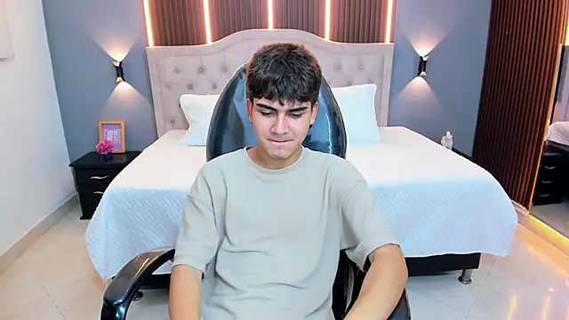 XXX chat uživo modela Tommy18__