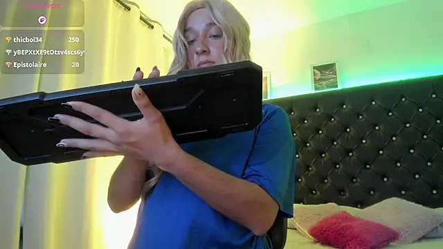BellaRoge Show in webcam