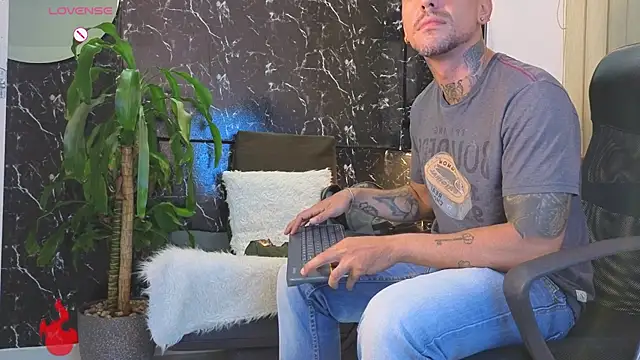 XXX chat uživo modela MR_EITHAN