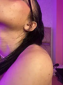 Živá chatovací místnost Alahia_pink_