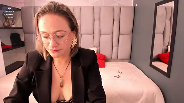 Charlot_milf's Webcam Show