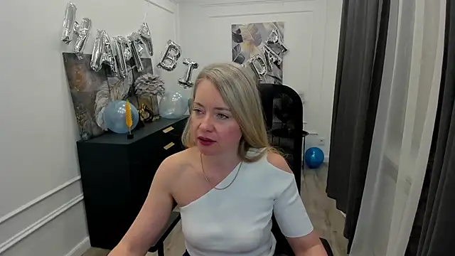 CharlotteKerti Chat XXX in diretta