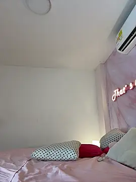 Adalyn_Cute Adlı Modelin Canlı XXX Sohbeti