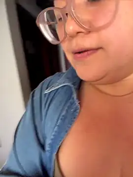 CurlyMilf_VannexxxaのライブXXXチャット