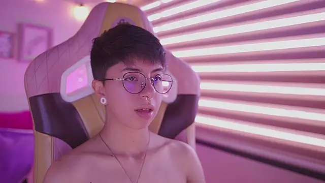 tommy_blue élő XXX-chatje