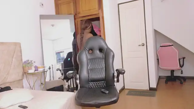 victoria_withmore Show in webcam