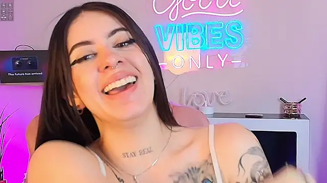 Chat +18 de Alice_Vixen ao vivo