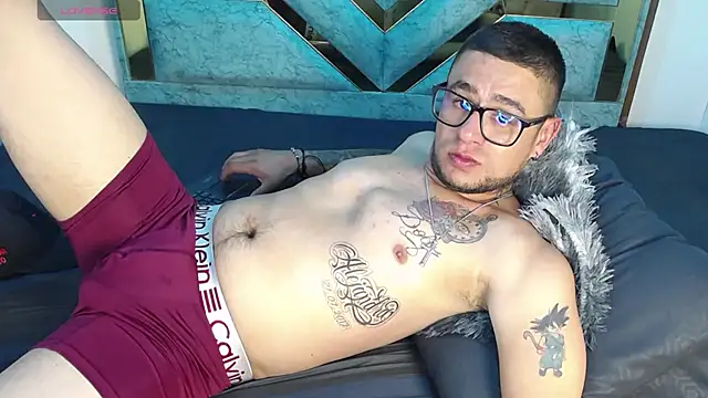 Nickk_21_: διαδικτυακό σόου στην κάμερα