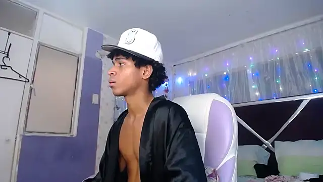 Santy_bigcock_01's Webcam Show