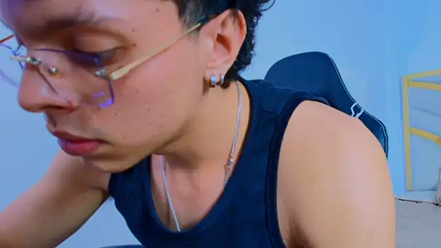 Milo_Storm: διαδικτυακό σόου στην κάμερα