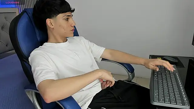 SamBlack_ Show in webcam
