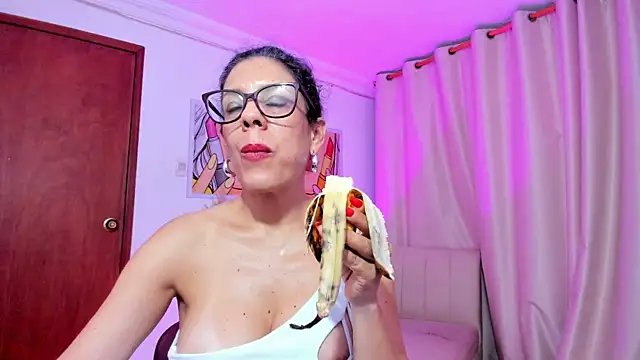 StarMilf's Live XXX Chat