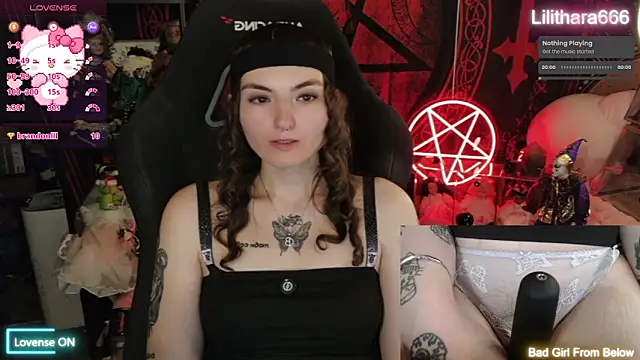 Lilithara666: διαδικτυακό σόου στην κάμερα