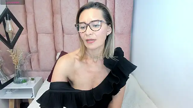 Issa_Milf__'s Live XXX Chat